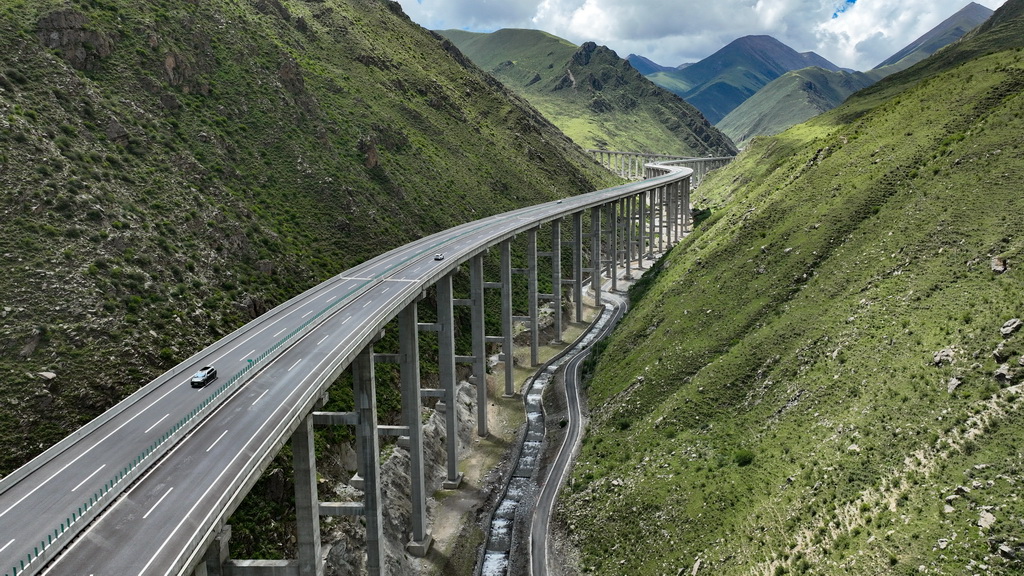 汽車行駛在西藏S5線拉薩至澤當的高等級公路上（無人機照片，2025年7月31日攝）。
