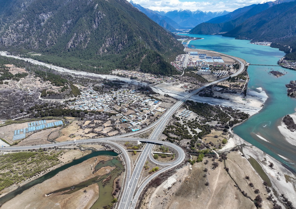 拉薩至林芝的高等級公路（無人機照片，2025年4月1日攝）。