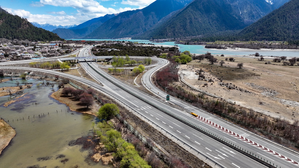 拉薩至林芝的高等級公路（無人機照片，2025年4月1日攝）。