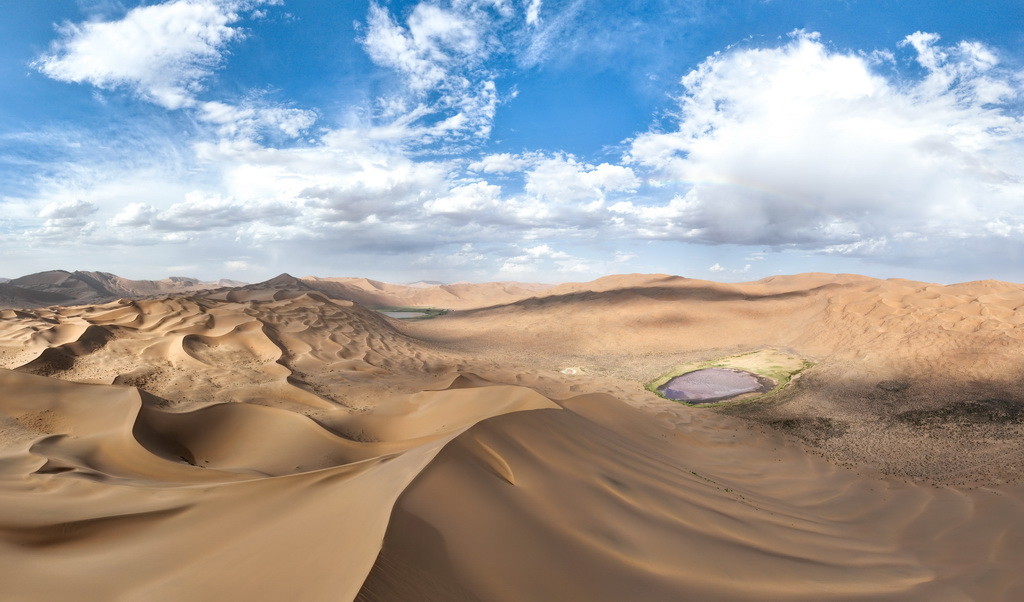 2024年7月30日在內蒙古阿拉善盟阿拉善右旗拍攝的巴丹吉林沙漠（無人機拼接照片）。新華社記者 貝赫 攝