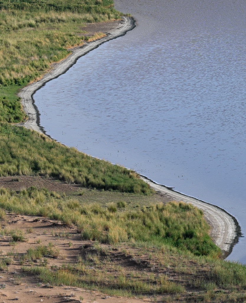 2024年7月30日在內蒙古阿拉善盟阿拉善右旗拍攝的巴丹吉林沙漠中的湖泊（無人機照片）。新華社記者 貝赫 攝
