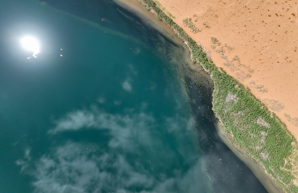 2024年7月31日在內蒙古阿拉善盟阿拉善右旗拍攝的巴丹吉林沙漠中的湖泊（無人機照片）。新華社記者 貝赫 攝