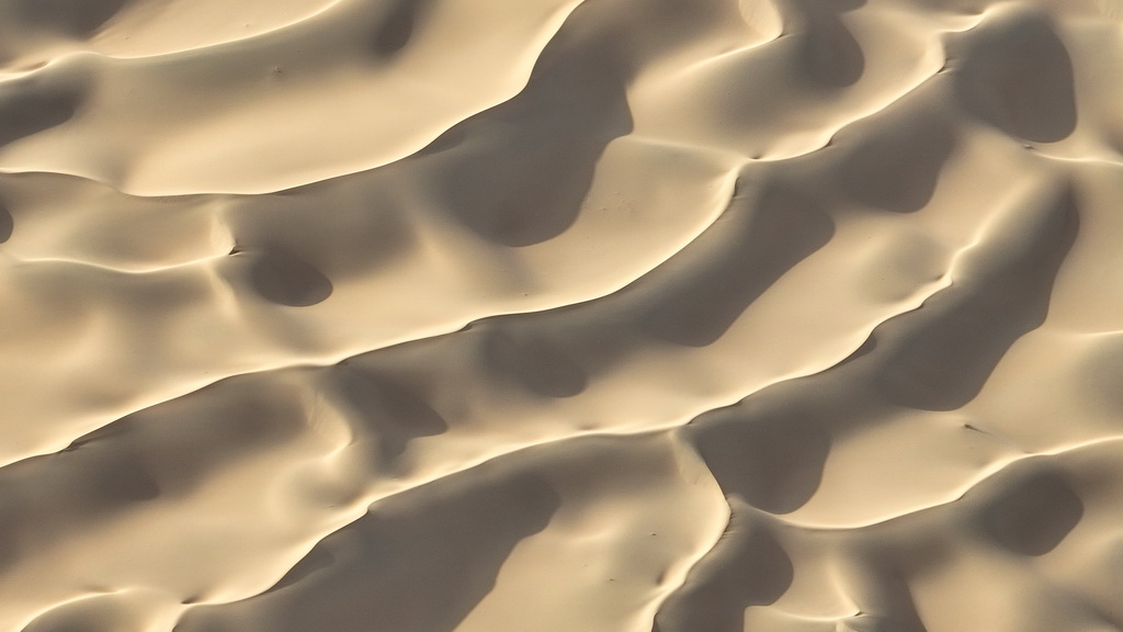 2024年7月30日在內蒙古阿拉善盟阿拉善右旗拍攝的巴丹吉林沙漠（無人機照片）。新華社記者 貝赫 攝