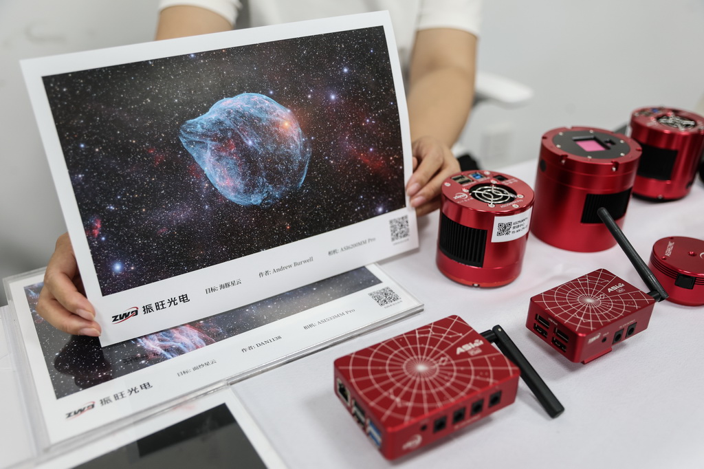 7月31日，工作人員在首屆全國天文公眾科學大會活動現場展示使用天文攝影機拍攝的照片。