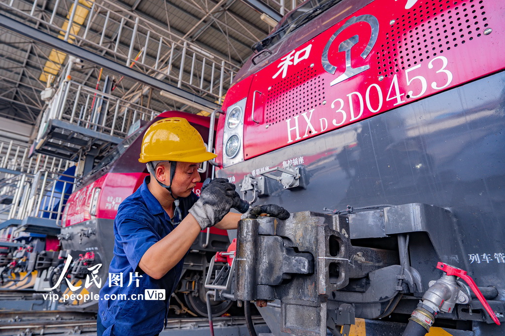 陜西西安：奮戰高溫 確保列車安全運行