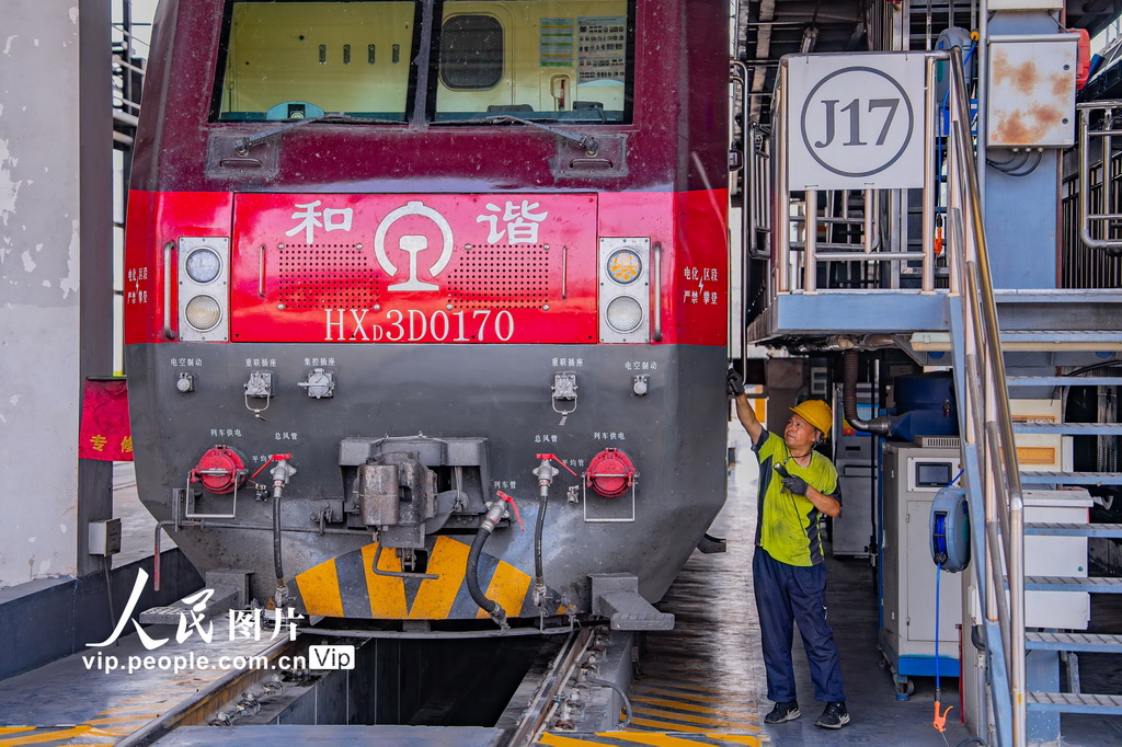 8月4日，西安機務段機車整備場，該段職工正在檢查機車走行部狀態。