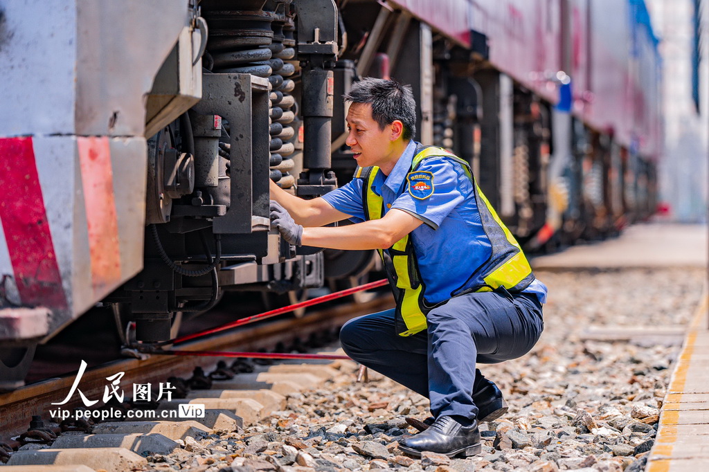 8月4日，西安機務段機車整備場，該段職工正在檢查機車走行部狀態。