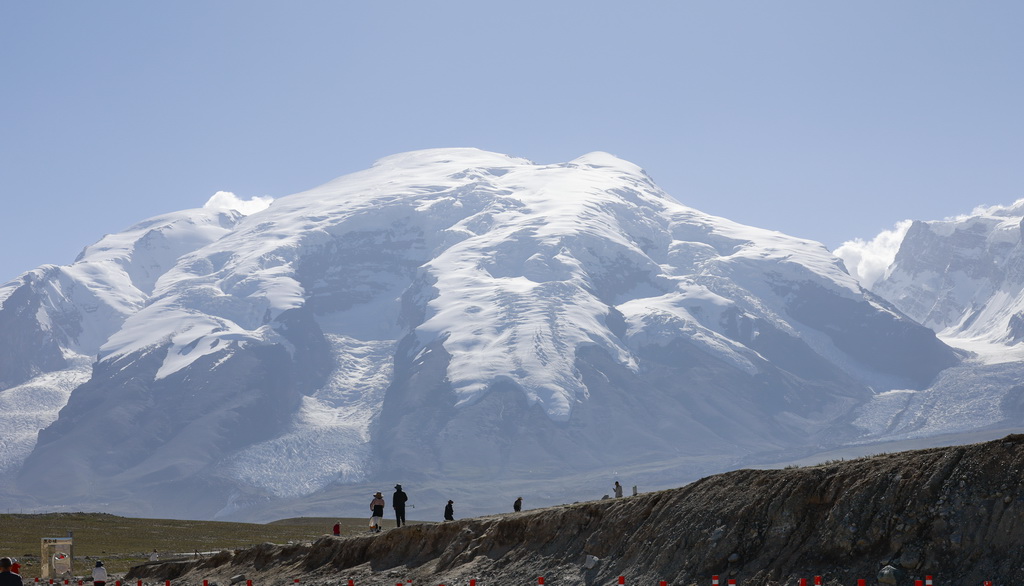 8月3日，游客在新疆塔什庫爾干塔吉克自治縣慕士塔格冰川公園游玩。