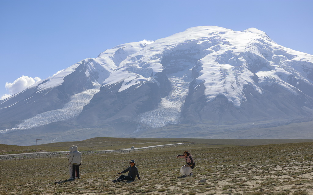 8月3日，游客在新疆塔什庫爾干塔吉克自治縣慕士塔格冰川公園游玩。