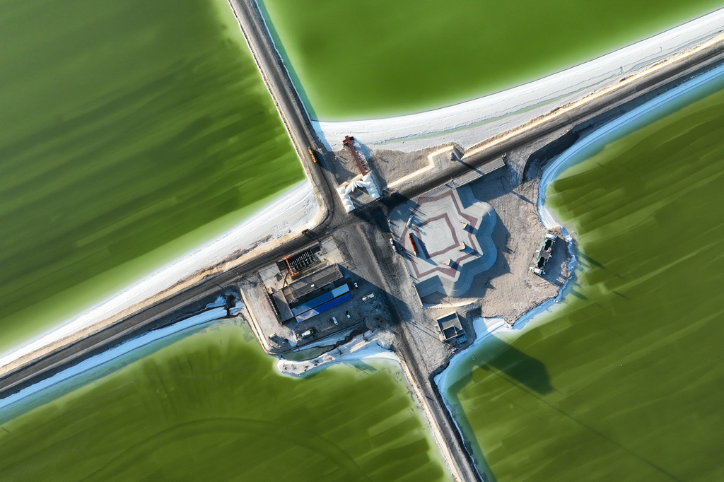 這是2024年11月29日拍攝的青海格爾木察爾汗鹽湖一角（無人機照片）。新華社記者 張龍 攝