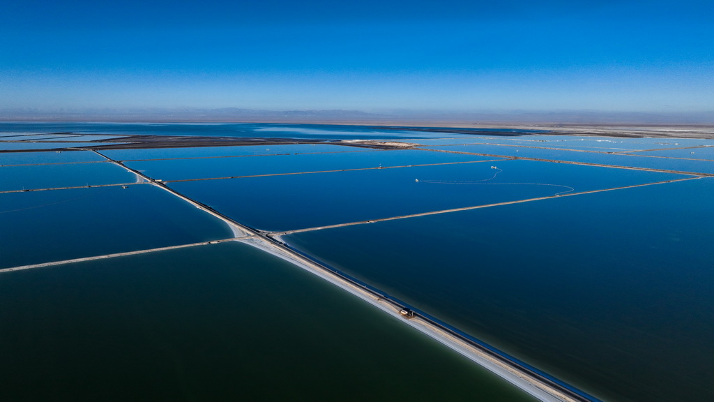 這是2024年11月29日拍攝的青海格爾木察爾汗鹽湖一角（無人機照片）。新華社記者 張龍 攝
