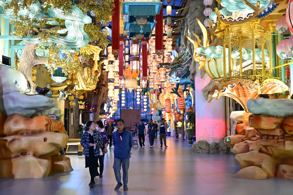 7月2日，市民在青海格爾木的夜市逛街。新華社記者 張龍 攝