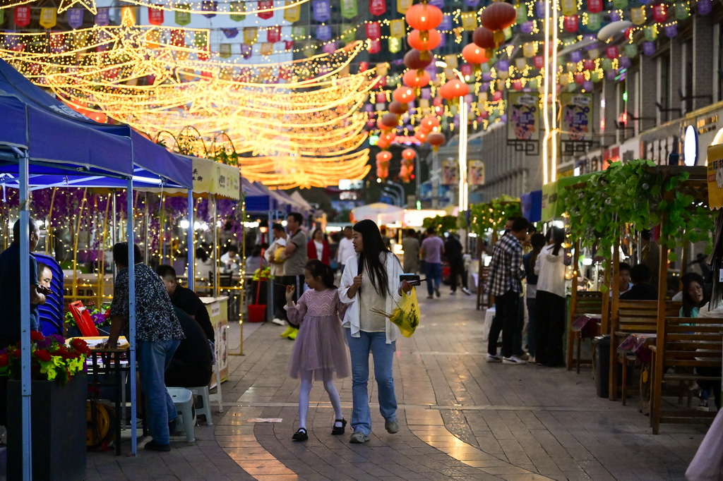 7月2日，市民在青海格爾木的“旱碼頭”夜市逛街。新華社記者 張龍 攝