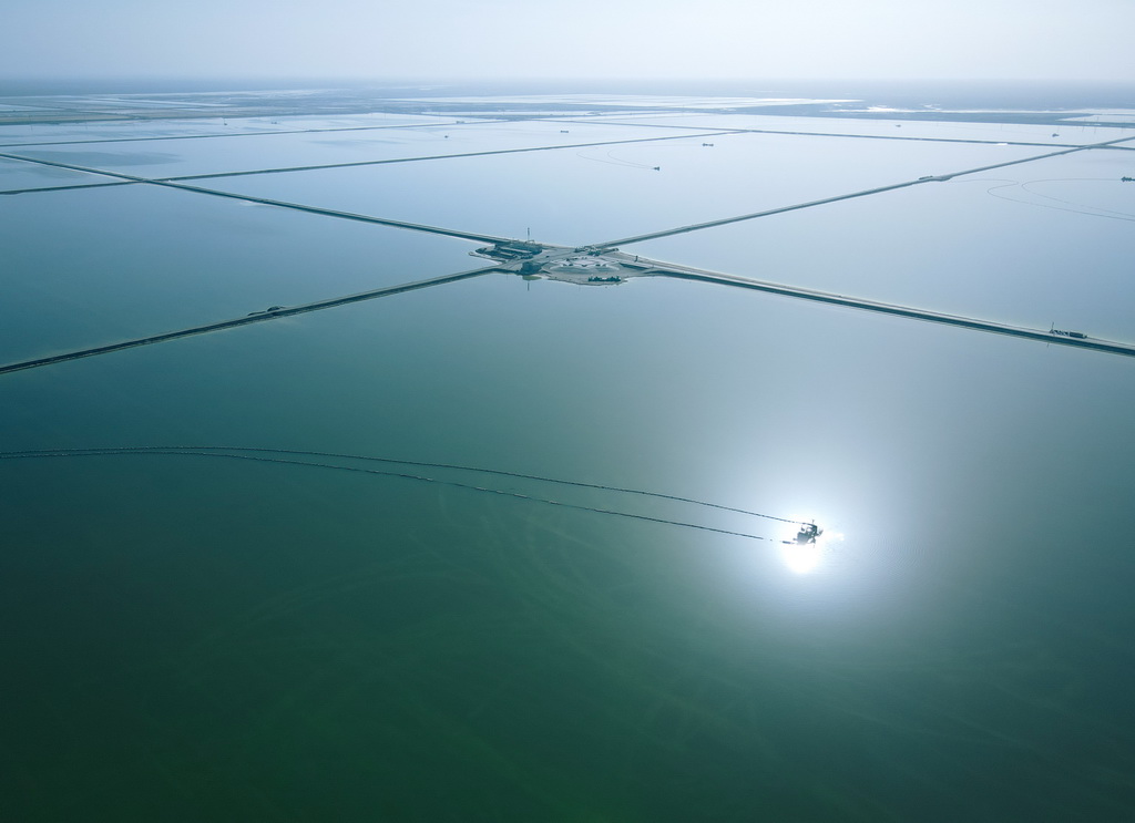 這是3月19日拍攝的青海格爾木察爾汗鹽湖一角（無人機照片）。新華社記者 齊芷玥 攝