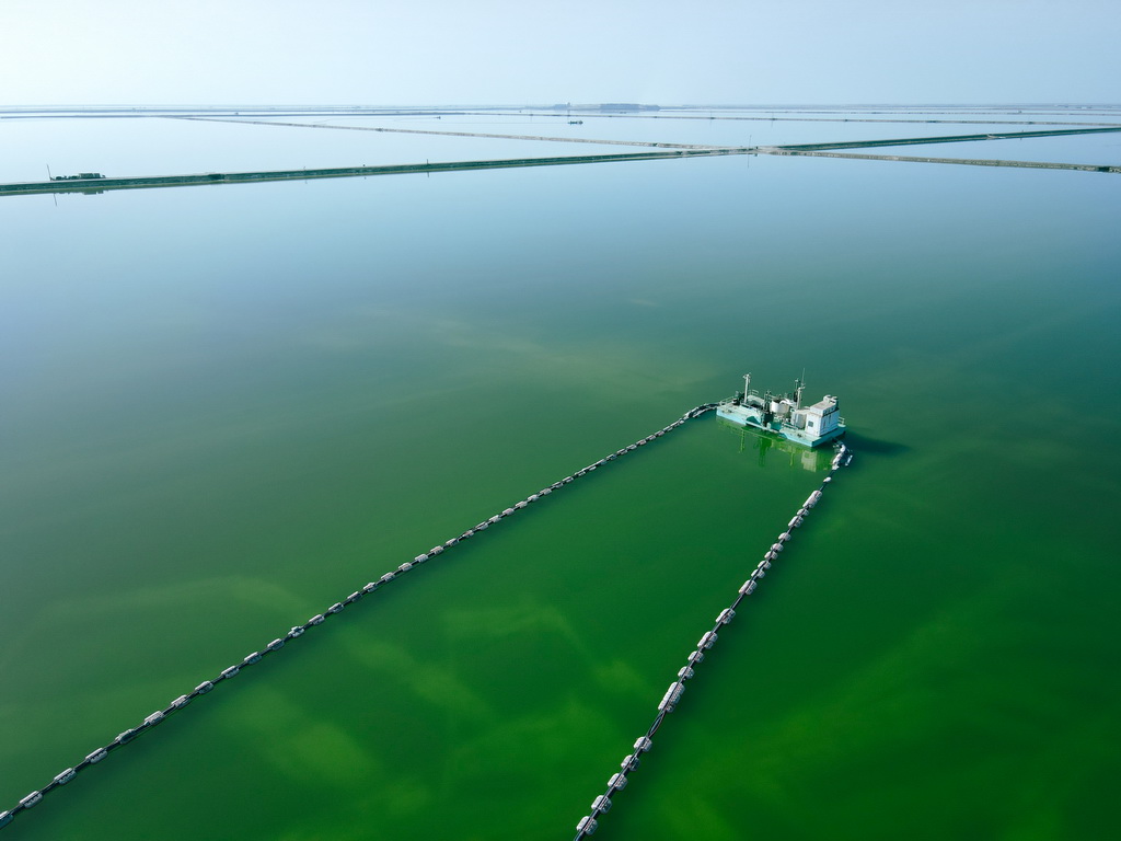 這是3月19日拍攝的青海格爾木察爾汗鹽湖一角（無人機照片）。新華社記者 齊芷玥 攝