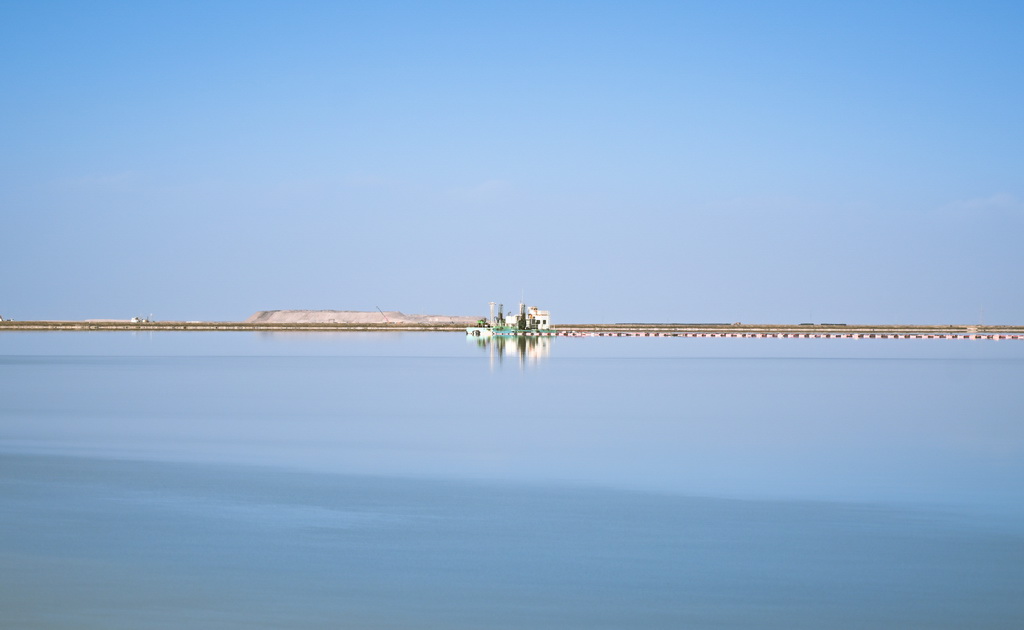 這是3月19日拍攝的青海格爾木察爾汗鹽湖一角。新華社記者 齊芷玥 攝