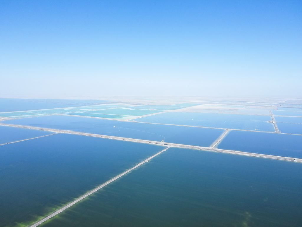 這是3月19日拍攝的青海格爾木察爾汗鹽湖一角（無人機照片）。新華社記者 齊芷玥 攝