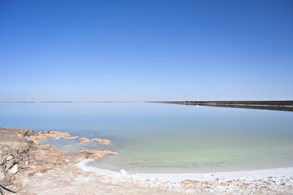 這是3月19日拍攝的青海格爾木察爾汗鹽湖一角。新華社記者 齊芷玥 攝