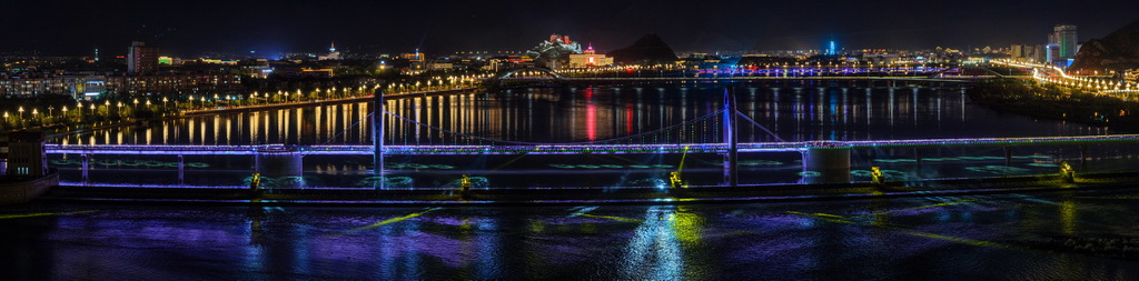 這是7月30日拍攝的拉薩河夜景，由近及遠分別是和美橋、柳梧大橋和連心橋（無人機拼接照片）。新華社記者 姜帆 攝