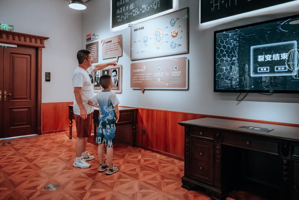 游客在四川兩彈城博物館里參觀。邱活攝