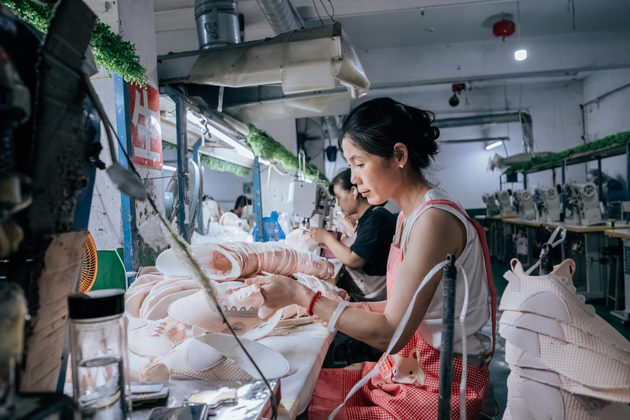 河北省安新縣制鞋工廠生產車間。邱活攝