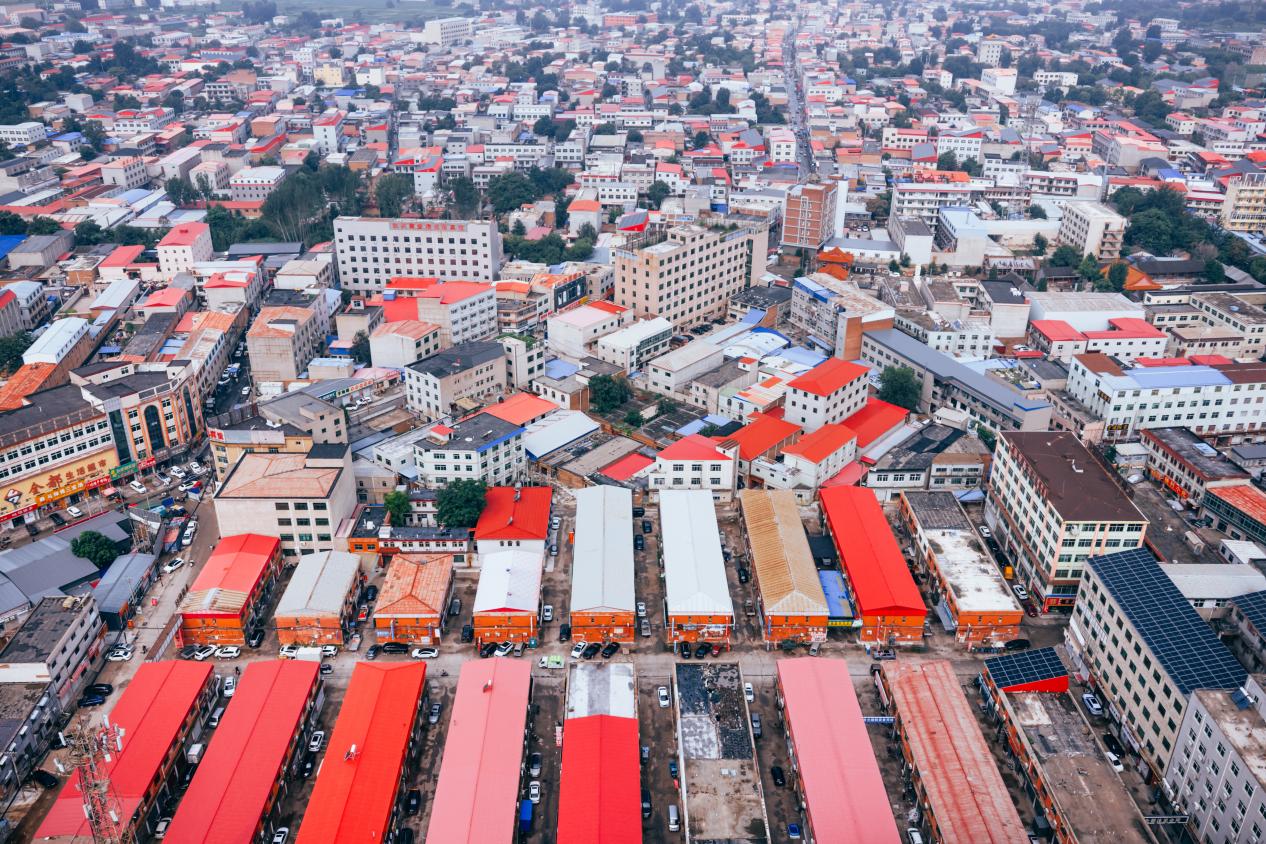  百元跑鞋如何成“爆款”——河北安新一家制鞋工廠的電商轉型路 
