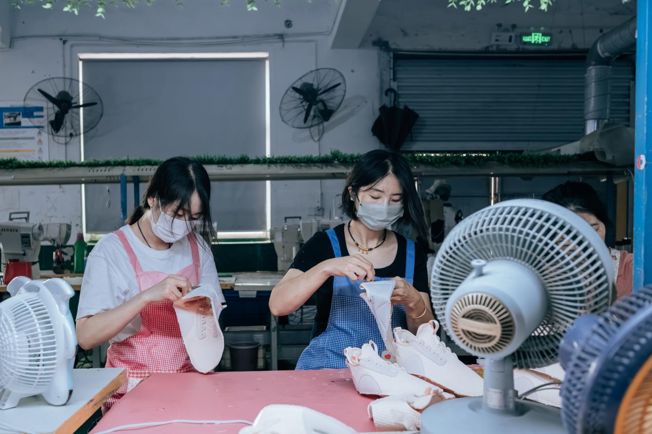 工人在生產車間里工作。邱活攝
