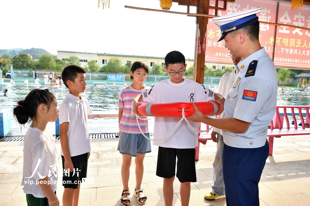 8月5日，消防員為學生講解救生圈的使用方法。