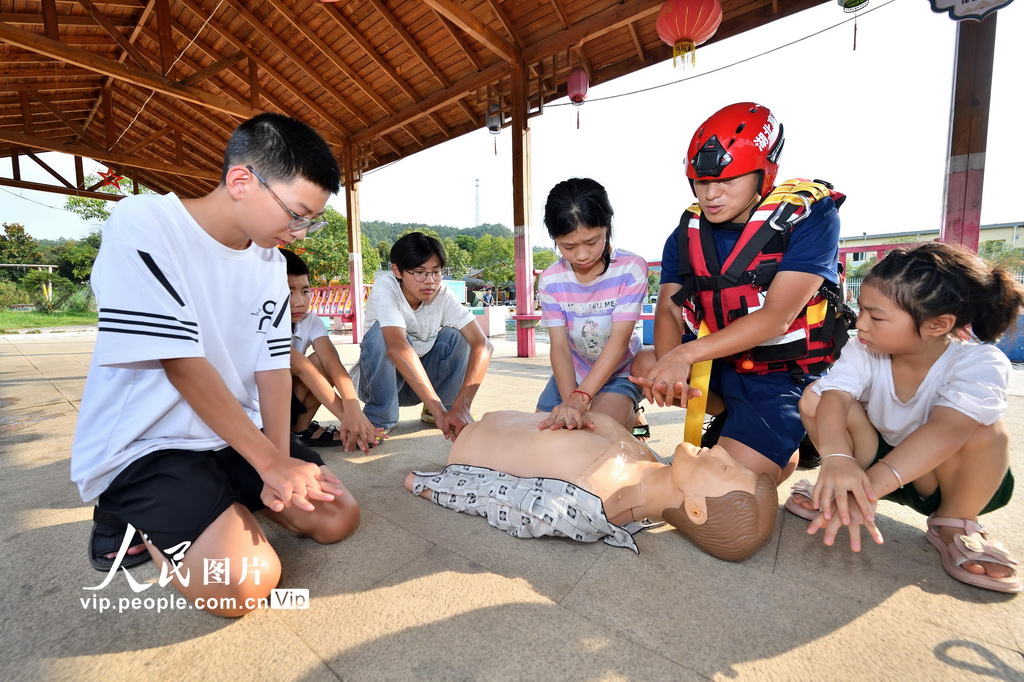 8月5日，消防員指導學生練習心肺復蘇技能。