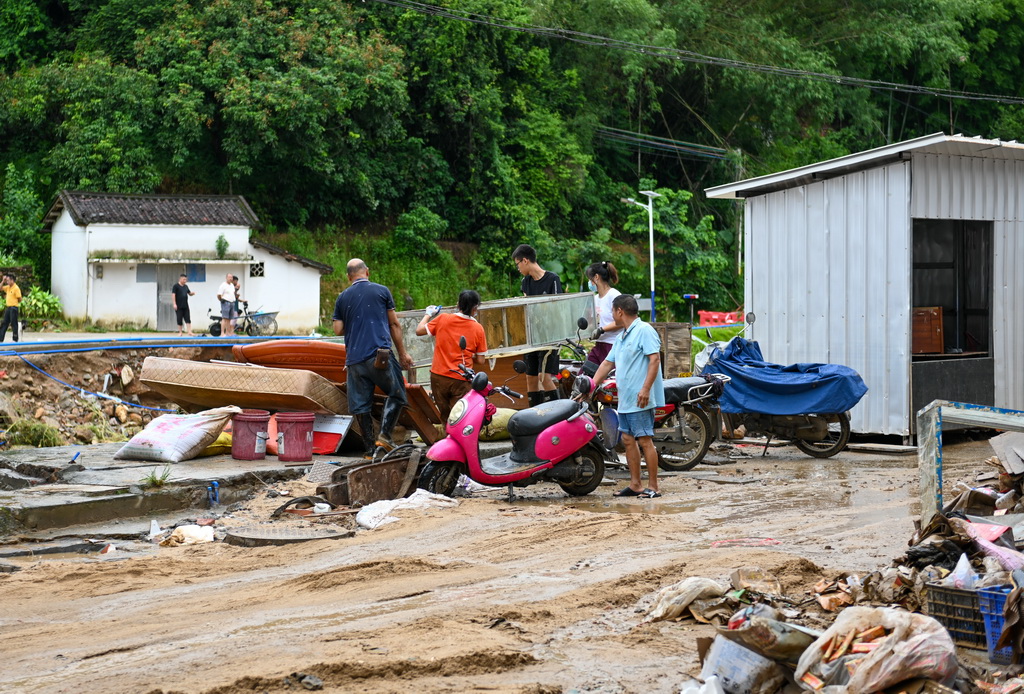 8月6日，村民在廣東清遠佛岡縣石角鎮黃花村搬運受損家具。