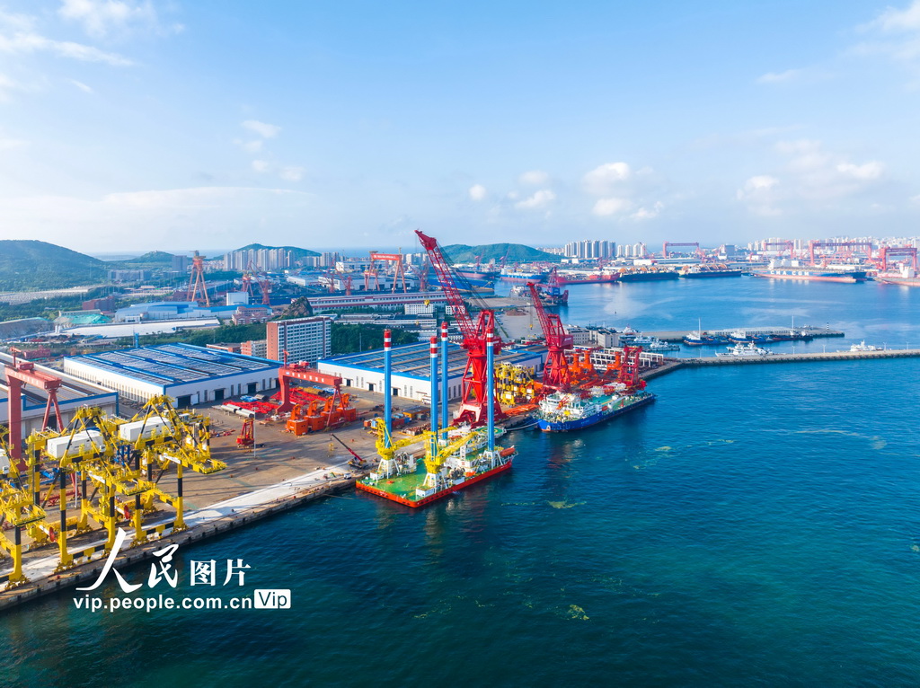 山東青島：新一代淺吃水自升式海上作業支持平臺順利起航