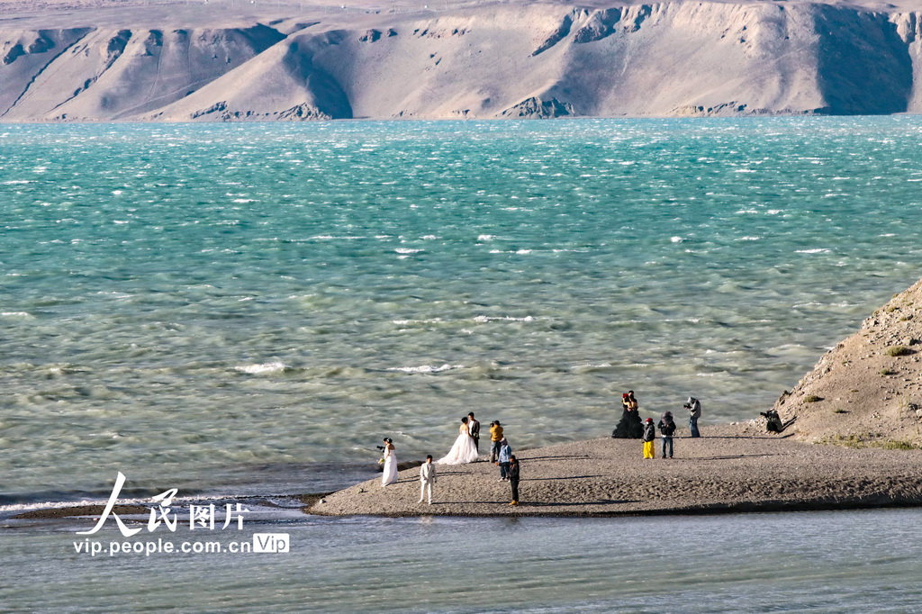 8月5日，幾對新人在白沙湖畔拍攝婚紗照。 