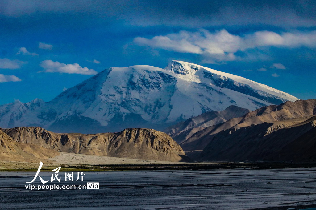 8月5日，在新疆喀什地區塔什庫爾干塔吉克自治縣拍攝的慕士塔格峰。