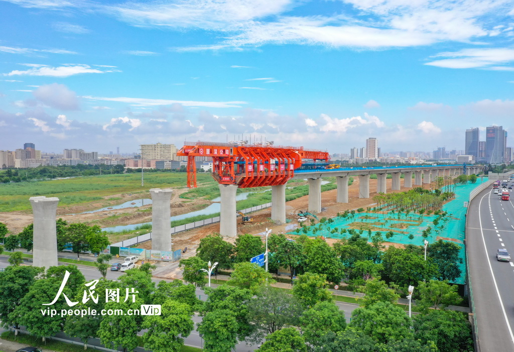 廣東東莞：上行移動模架造橋機實現深江鐵路“空中造橋”