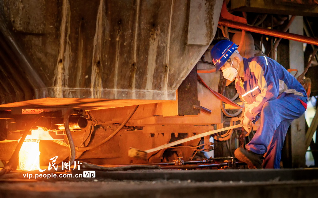 8月7日，煉鋼工人在添加連鑄機保護渣。