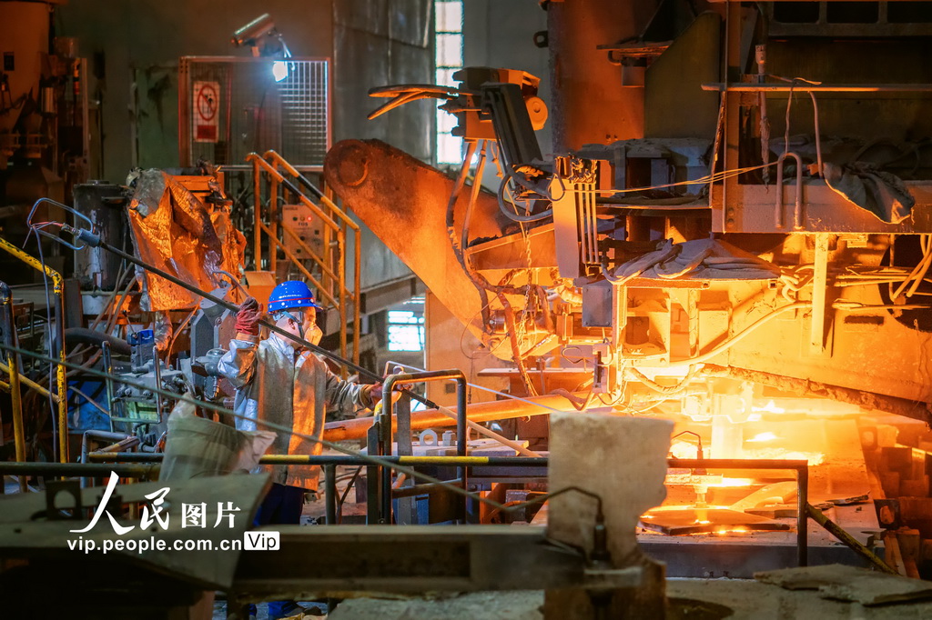 8月7日，煉鋼工人在進行連鑄取樣作業。