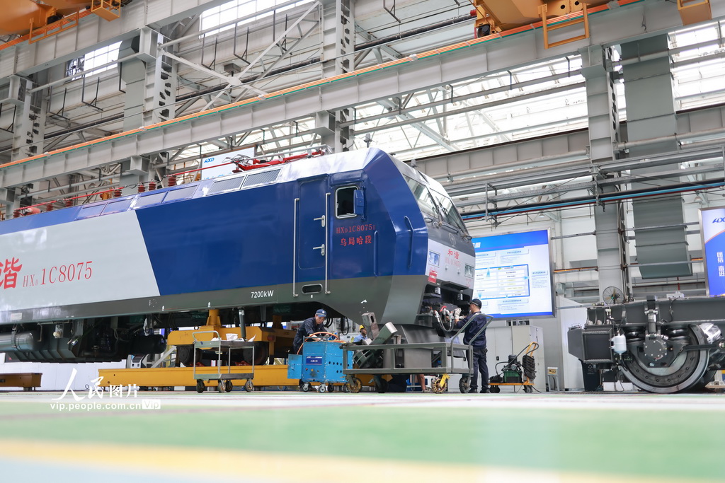 8月7日，成都機務段大功率機車檢修車間員工對機車輪對機車底部進行檢查作業。