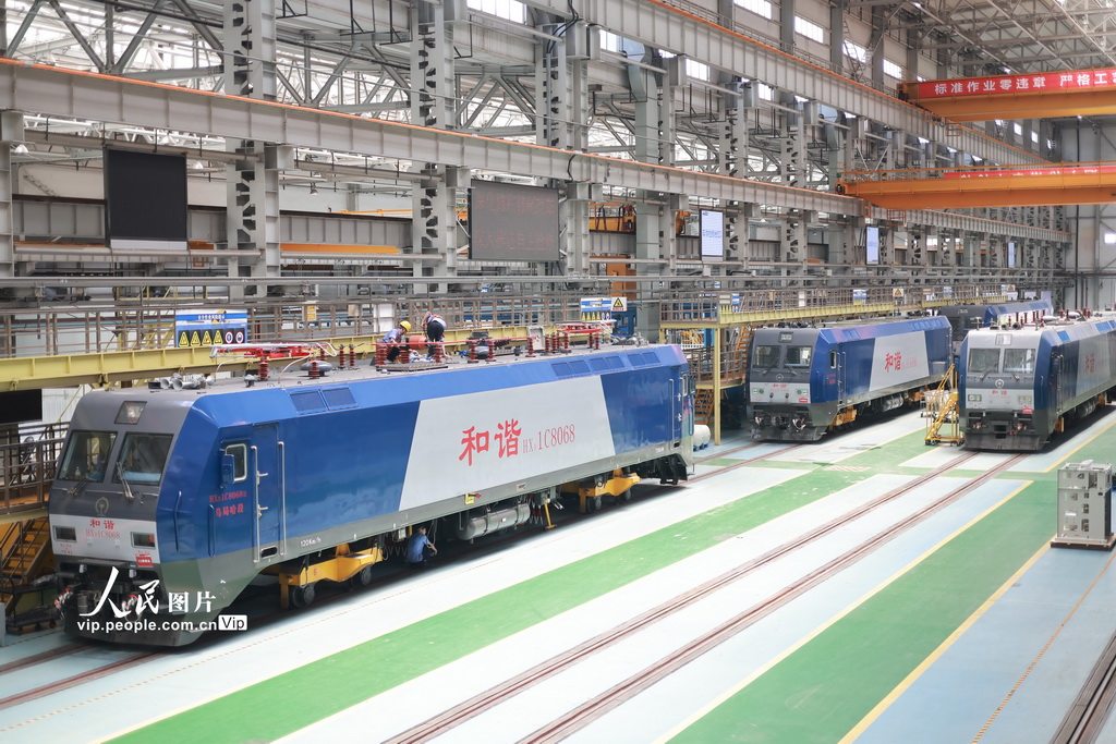 8月7日，成都機務段大功率機車檢修車間員工對機車輪對機車受電弓進行檢查作業。