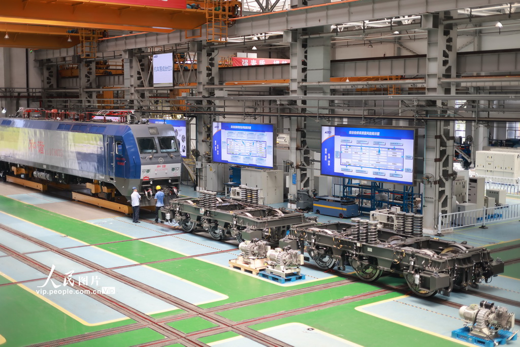 8月7日，成都機務段大功率機車檢修車間員工對機車檢修作業。
