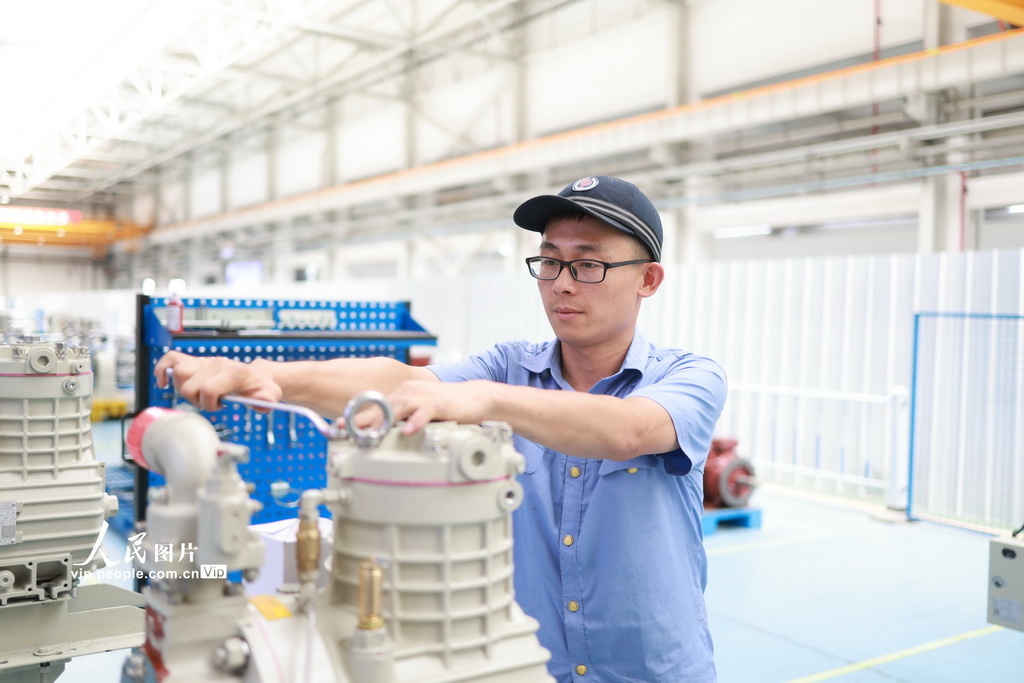 8月7日，成都機務段大功率機車檢修車間員工對機車部件進行緊固。