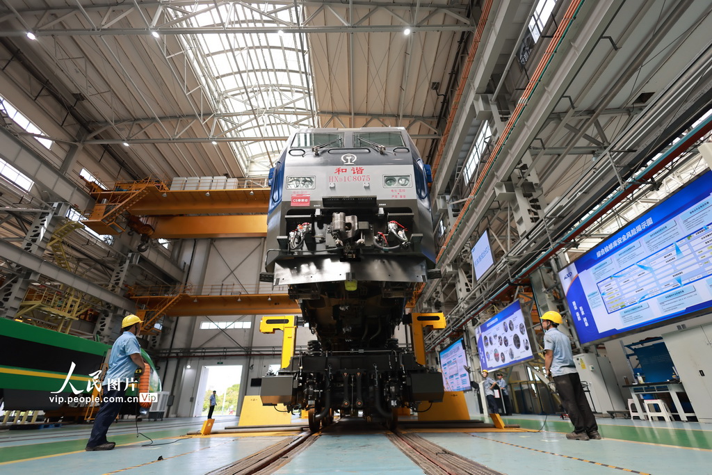 8月7日，成都機務段大功率機車檢修車間員工對機車檢修作業。