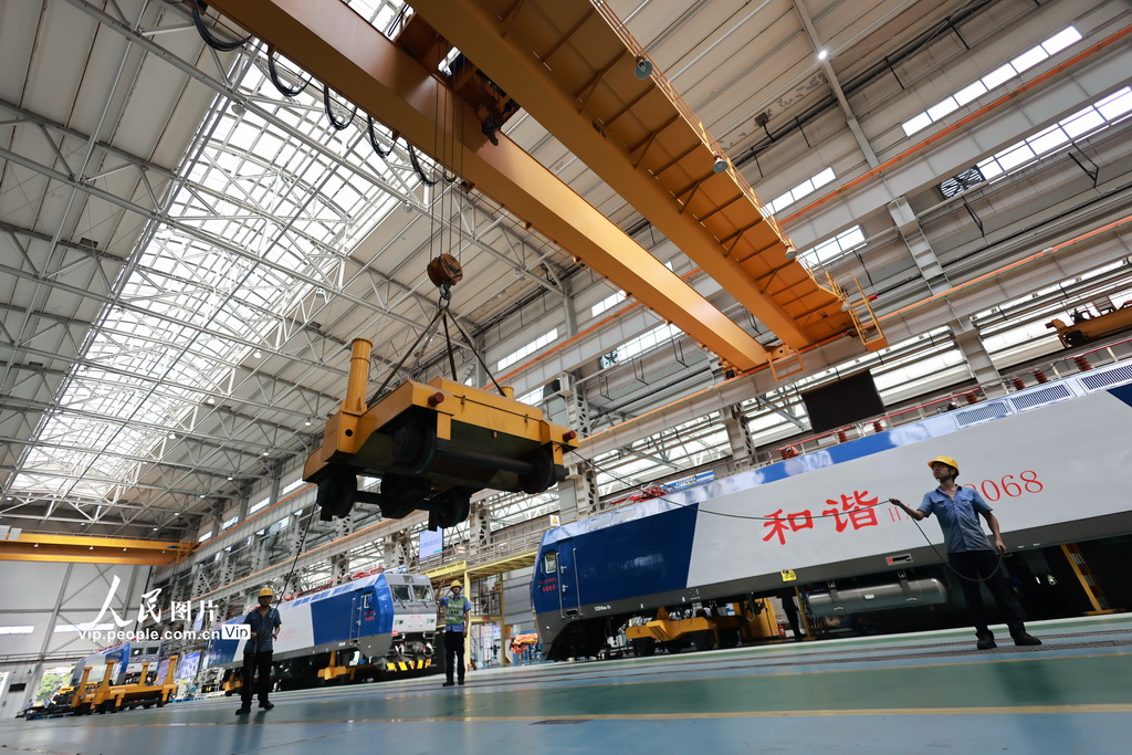 8月7日，成都機務段大功率機車檢修車間員工對機車檢修作業。