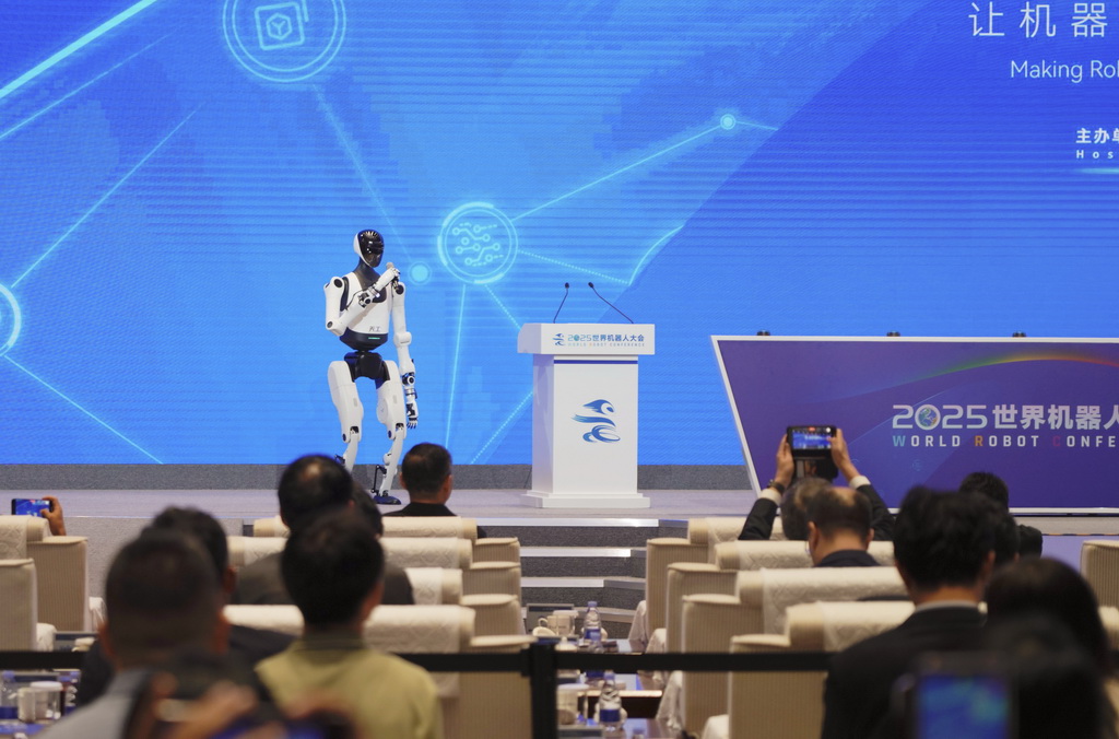 8月8日，在2025世界機器人大會開幕式現場，機器人主持人登場。新華社記者 謝晗 攝