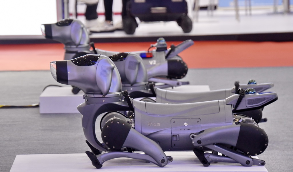 這是8月8日拍攝的2025世界機器人大會上展出的智能機器狗。新華社記者 李欣 攝