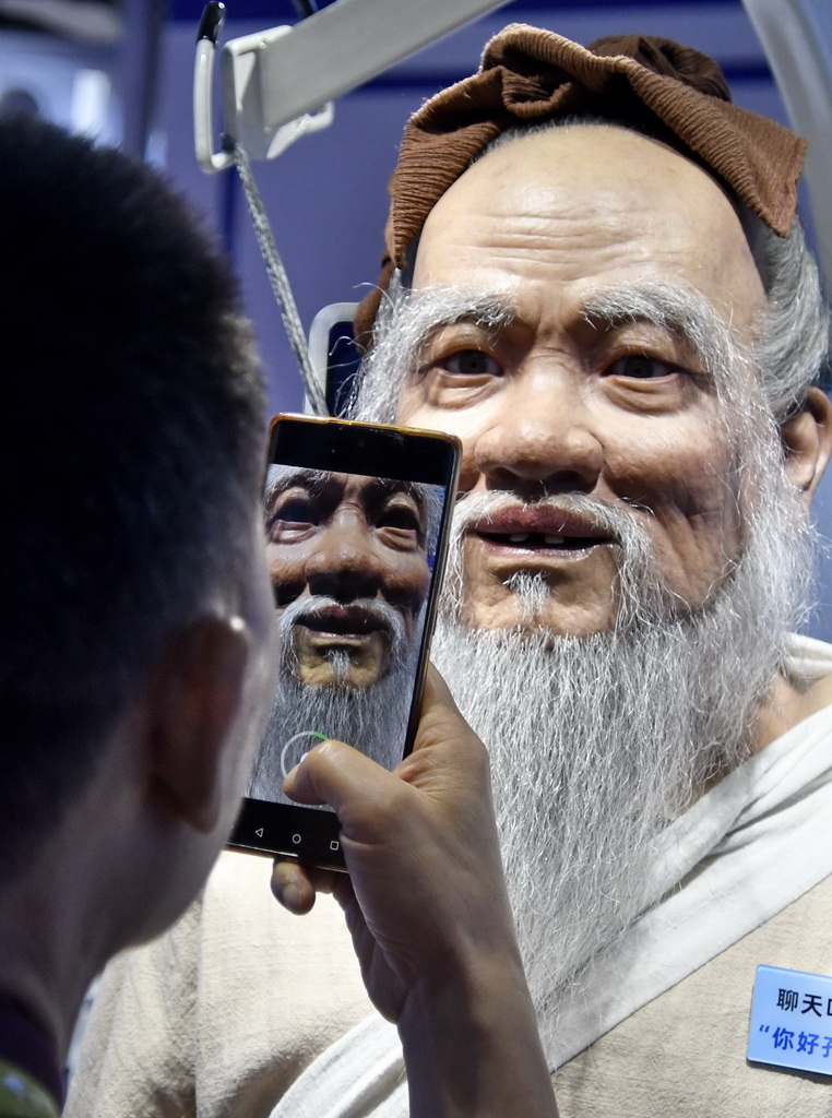 8月8日，觀眾在2025世界機器人大會現場與展出的智能機器人互動。新華社記者 李欣 攝