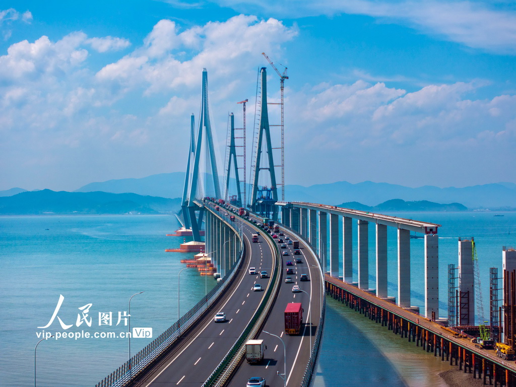 8月8日，建設中的浙江省寧波市象山港跨海大橋。