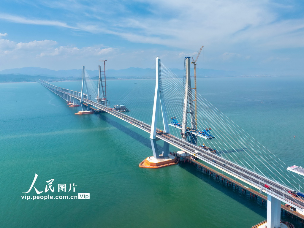 8月8日，建設中的浙江省寧波市象山港跨海大橋。