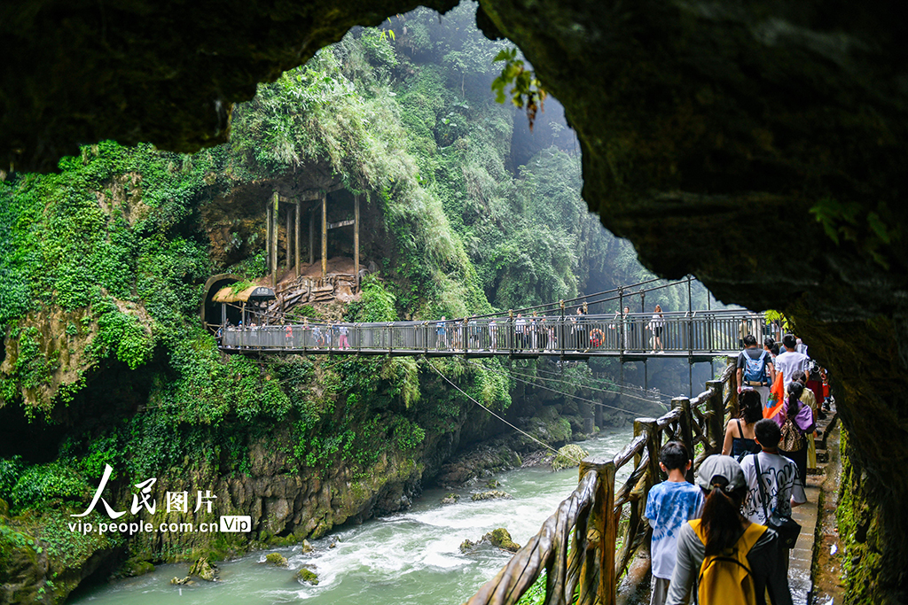 貴州興義：奇峰競秀 游人如織【6】