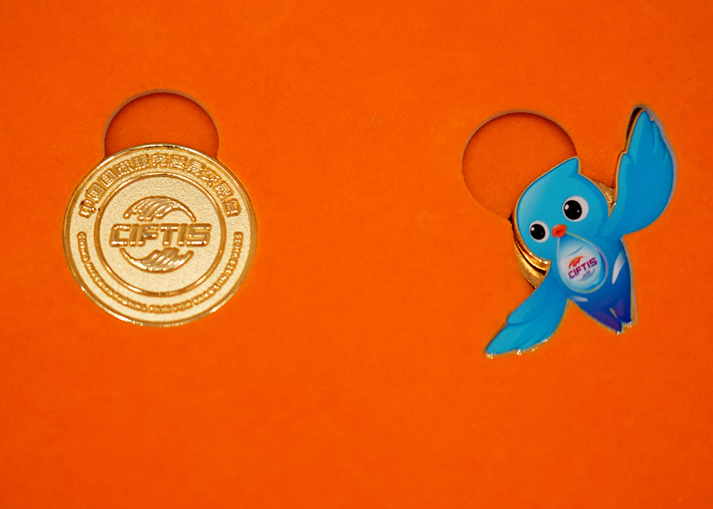 這是8月11日在2025年服貿會媒體吹風會現場拍攝的服貿會特許商品。新華社記者 張晨霖 攝