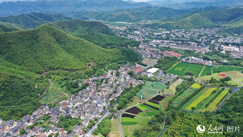 2025年8月6日，在“綠水青山就是金山銀山”理念的發源地——浙江安吉余村，曾經因采礦而變得光禿禿的礦山如今已重披綠裝，煥發出勃勃生機。這片郁郁蔥蔥的青山不僅成為當地一道靚麗的生態風景線，更化作百姓們最寶貴的財富。人民網記者 郭揚攝
